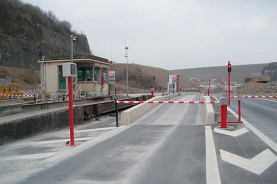 control de entradas y salidas de vehiculos - basculas camioneras Cardinal Weighing Colombia
